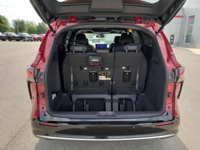 2025 Toyota Sienna Limited photo 7