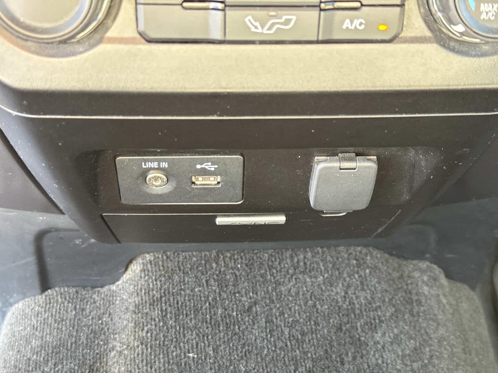 2015 Ford F-150 XLT photo 41
