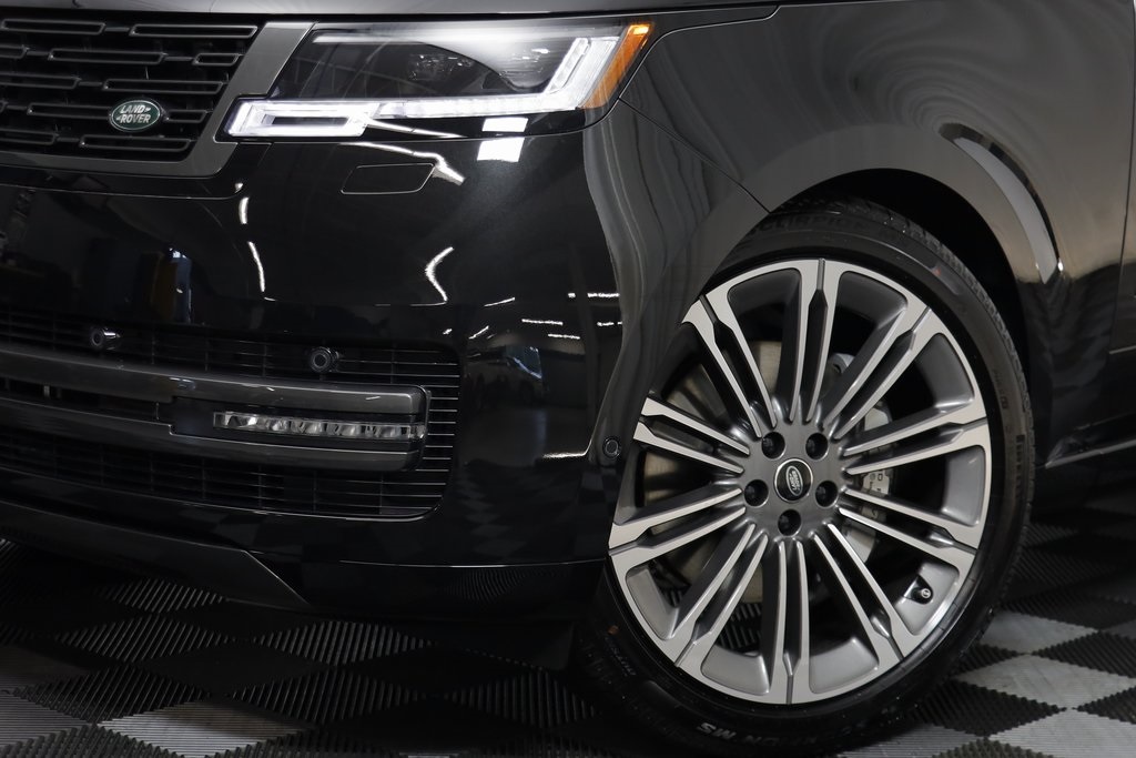 2025 Land Rover Range Rover SE photo 2
