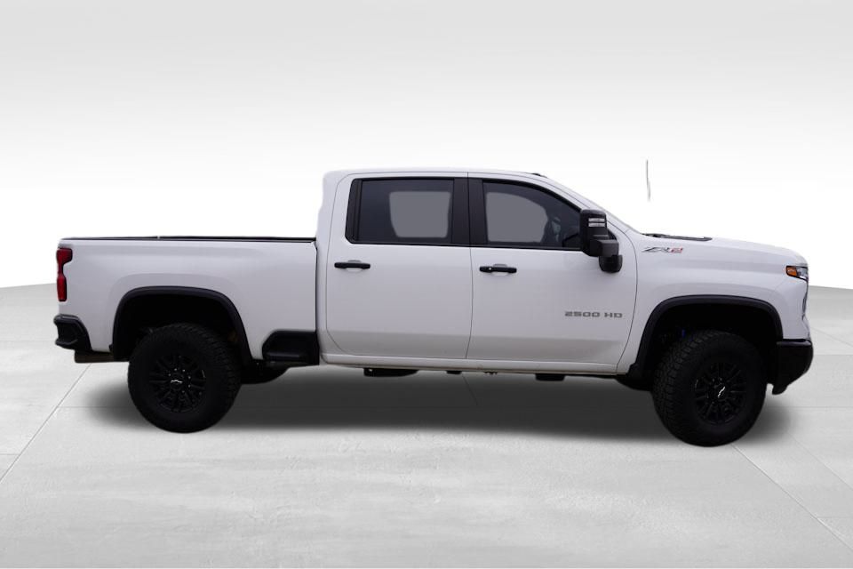 2024 Chevrolet Silverado 2500HD ZR2 photo 2