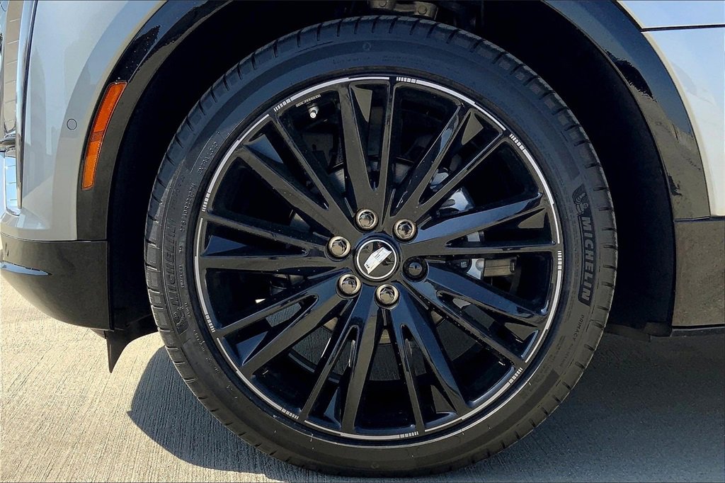 2025 Cadillac Lyriq Luxury photo 13
