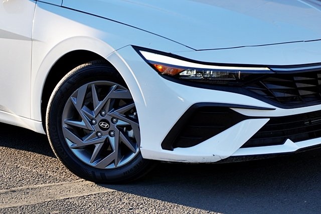 2024 Hyundai Elantra SEL photo 3