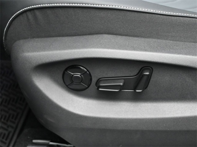 2025 Volkswagen Tiguan SE photo 17