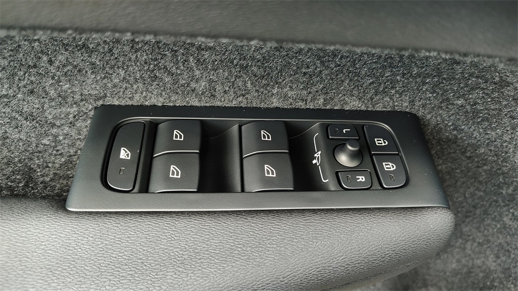 2026 Volvo XC40 Core photo 10