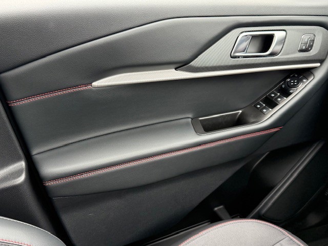 2025 Ford Explorer ST-Line photo 33