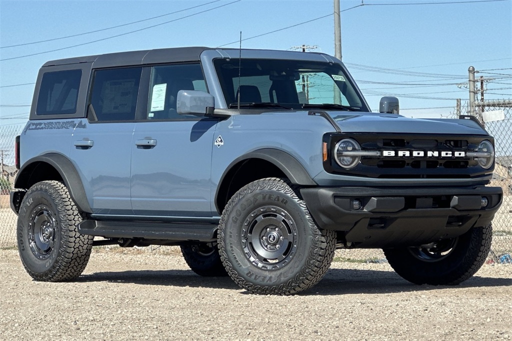 2025 Ford Bronco Outer Banks photo 2