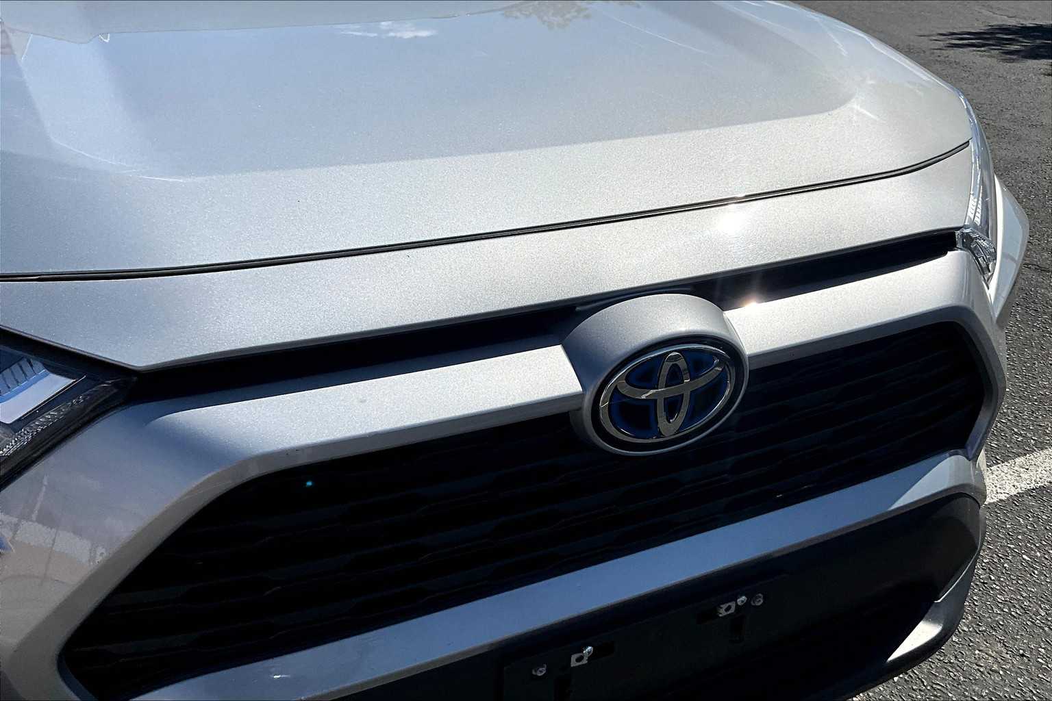 2024 Toyota RAV4 Hybrid XLE photo 27