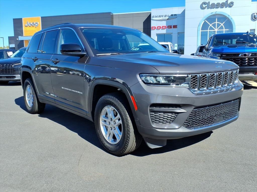 2022 Jeep Grand Cherokee Laredo photo 3