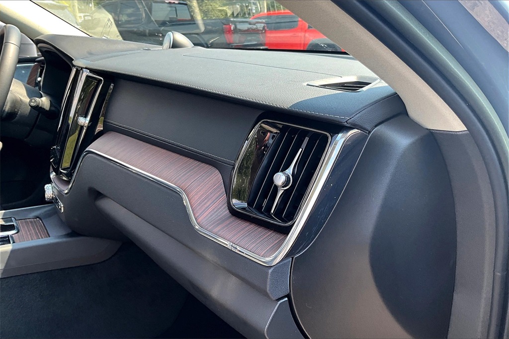 2023 Volvo XC60 B5 Ultimate photo 24