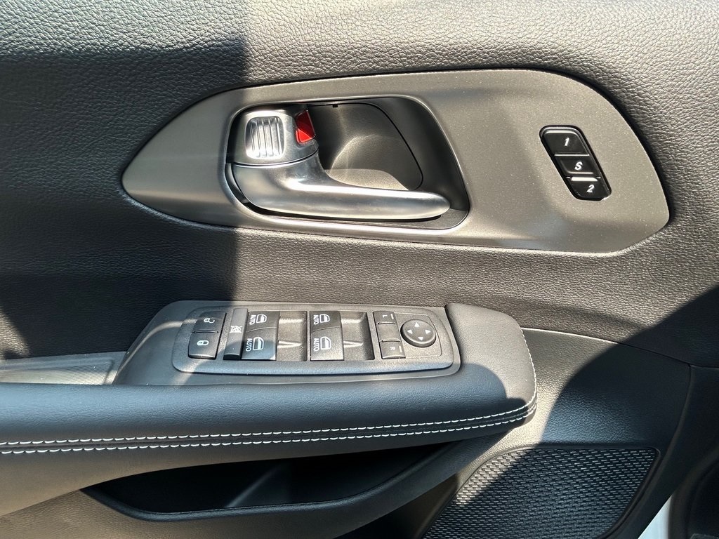 2026 Chrysler Pacifica photo 14