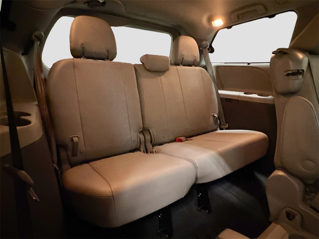 2020 Toyota Sienna XLE photo 13
