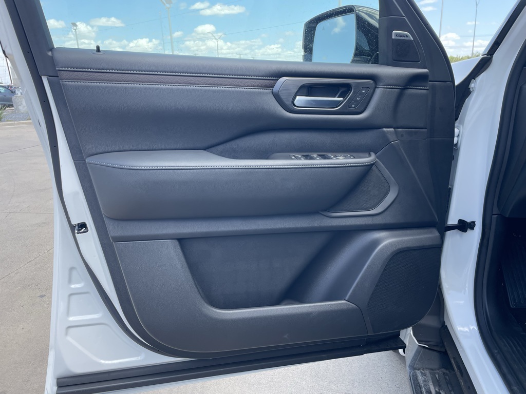 2025 Nissan Armada SL photo 11