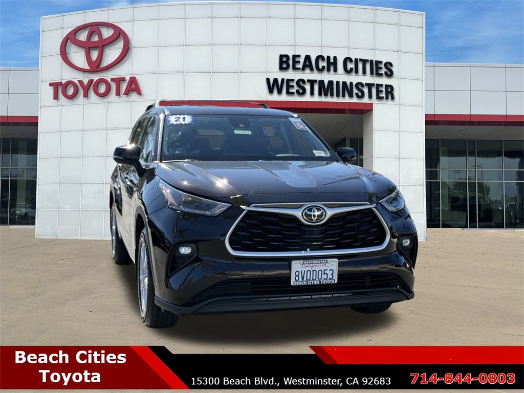 2021 Toyota Highlander LE photo 3