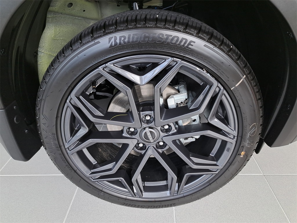 2026 Nissan Kicks SR photo 8