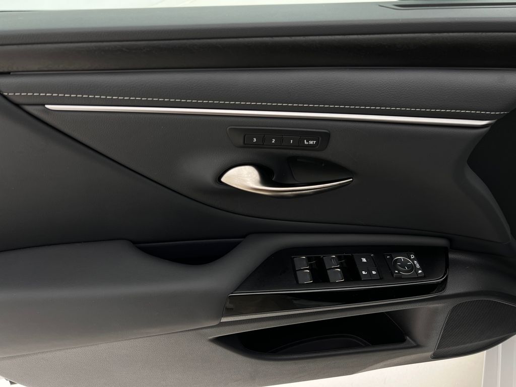 2025 Lexus ES 350 photo 23