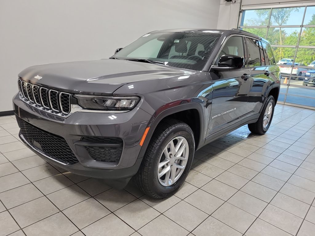 2025 Jeep Grand Cherokee Laredo X photo 2