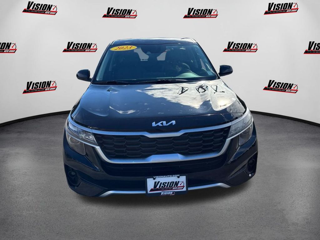 2023 Kia Seltos LX photo 2