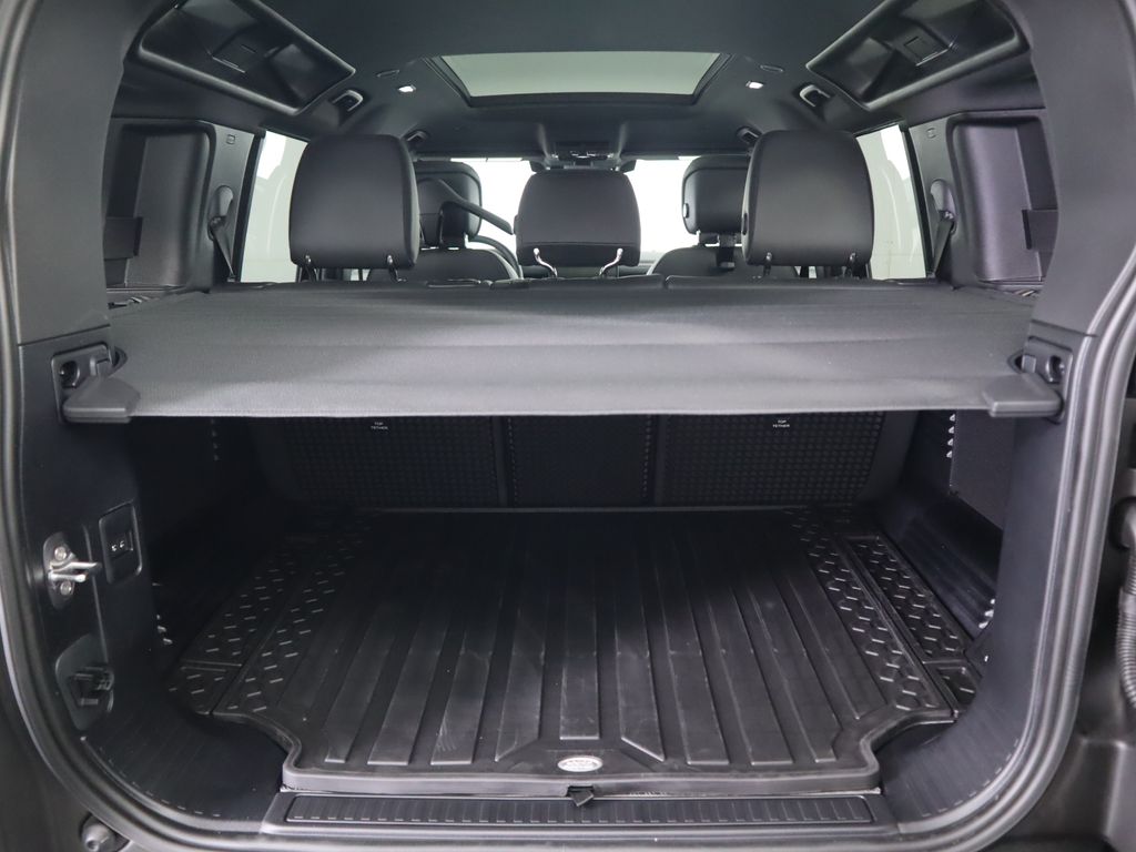 2025 Land Rover Defender 110 S photo 25