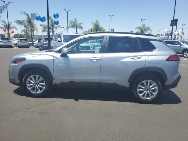 2024 Toyota Corolla Cross LE photo 8