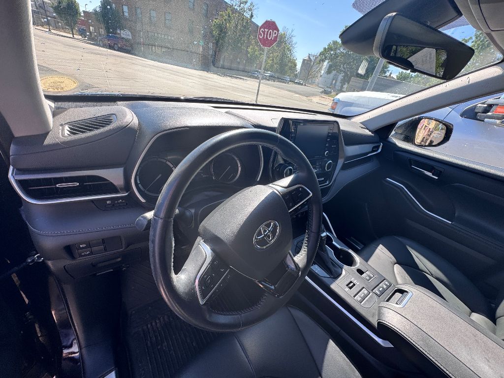 2021 Toyota Highlander XLE photo 10