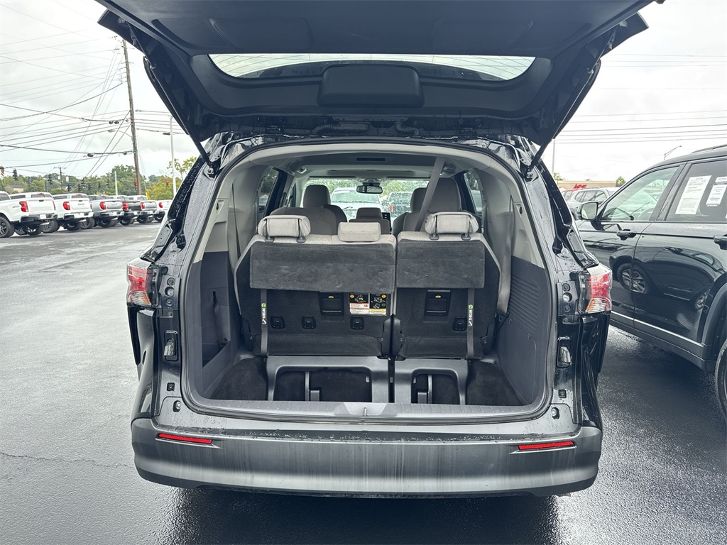 2021 Toyota Sienna LE photo 30