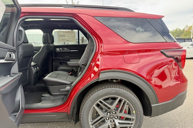 2025 Ford Explorer ST photo 29