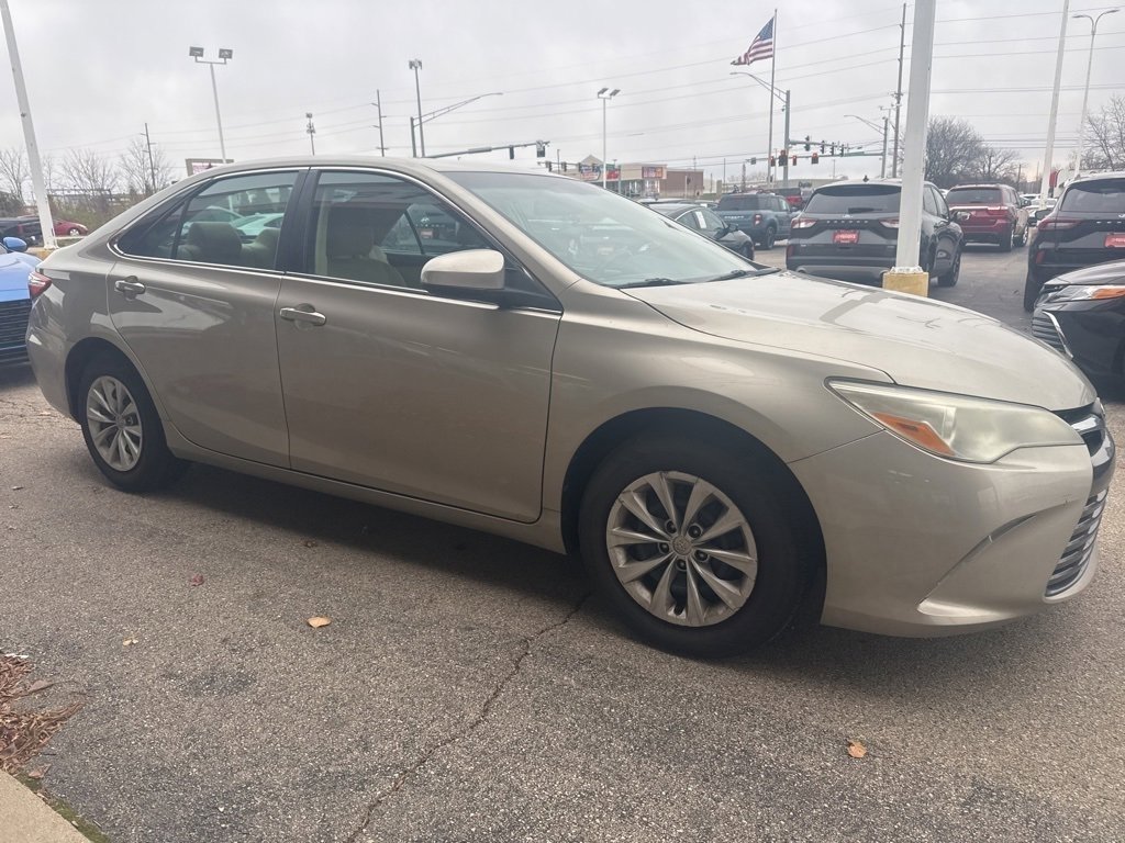 2015 Toyota Camry LE photo 3