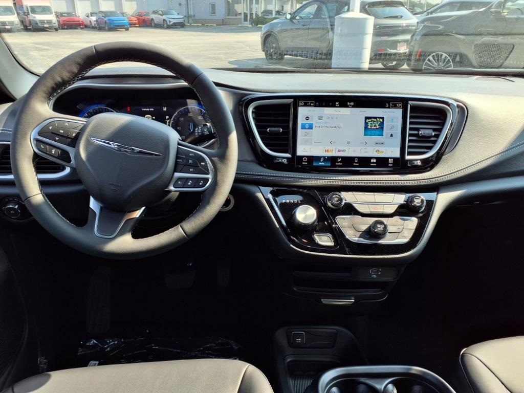2026 Chrysler Pacifica photo 17
