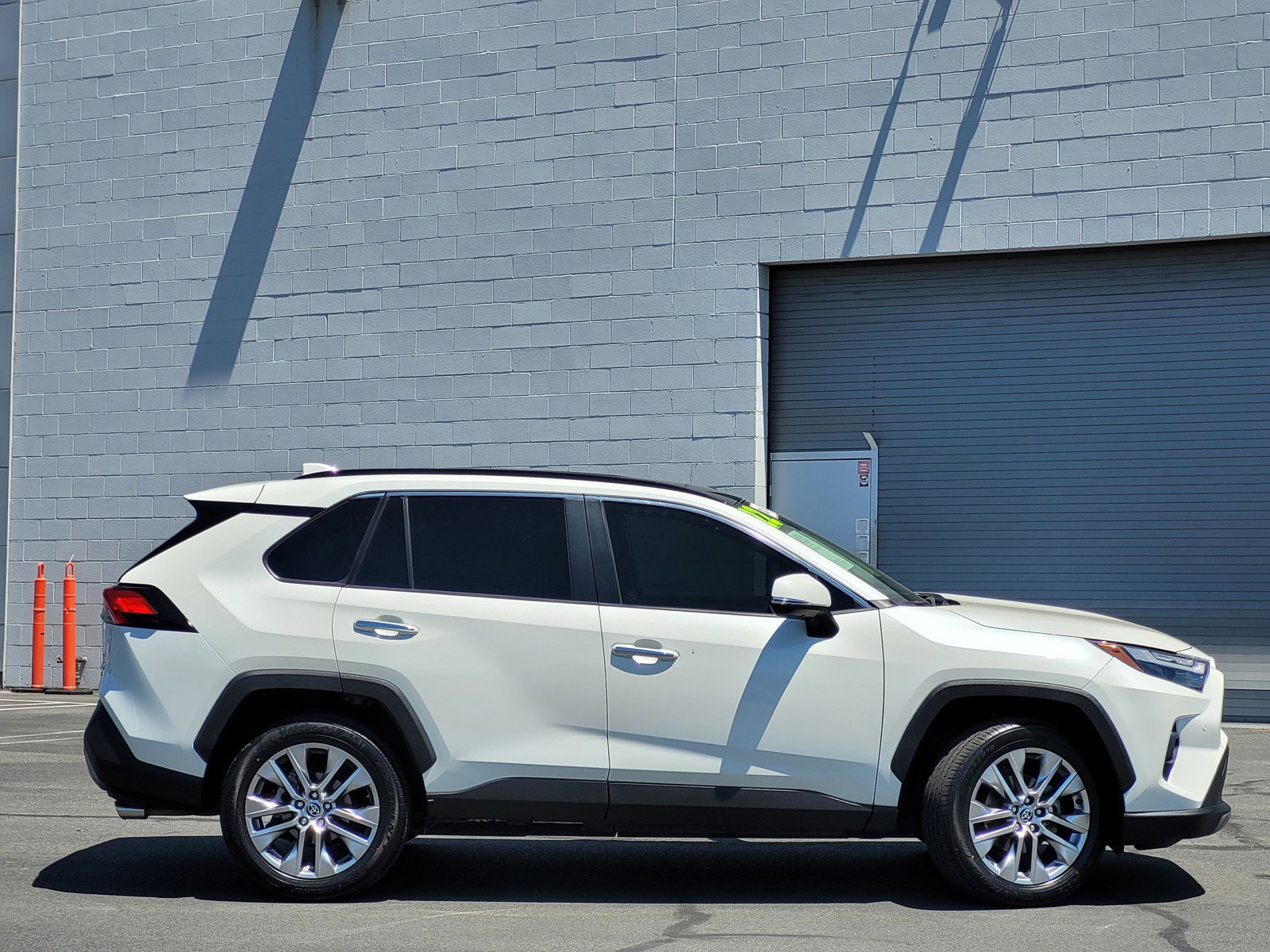 2022 Toyota RAV4 Limited photo 3