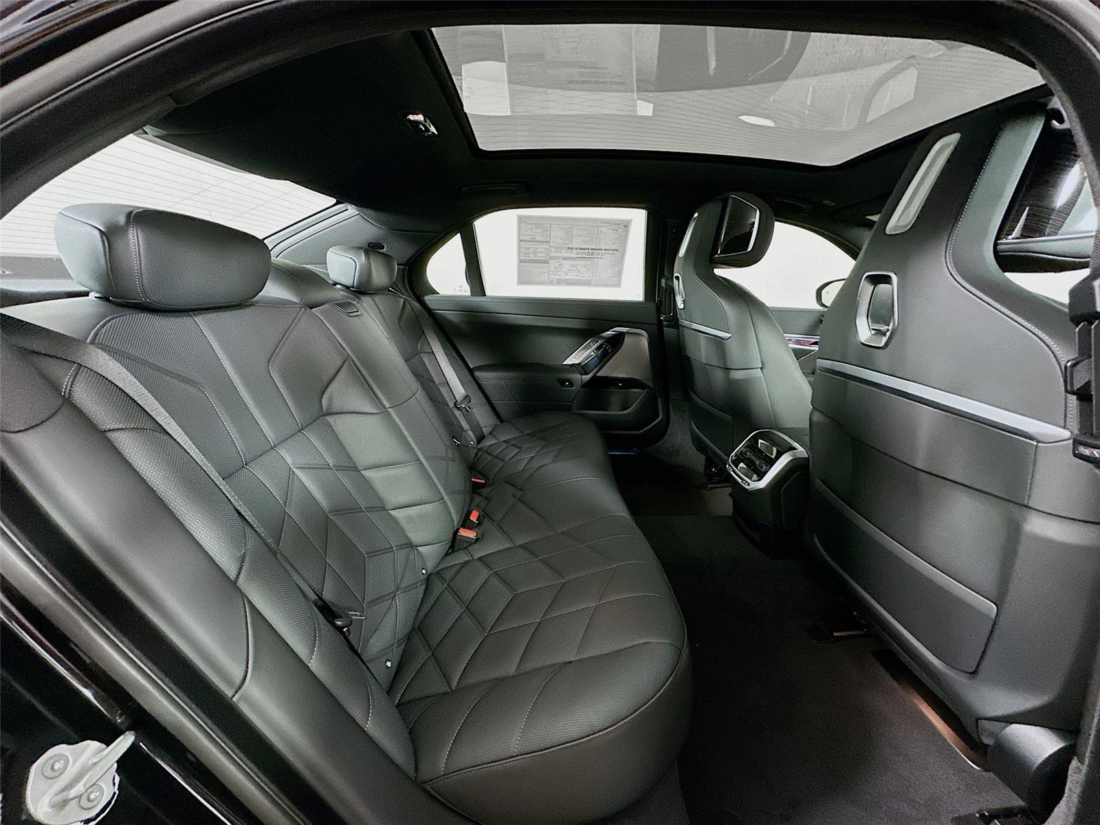 2026 Bmw 750e photo 28