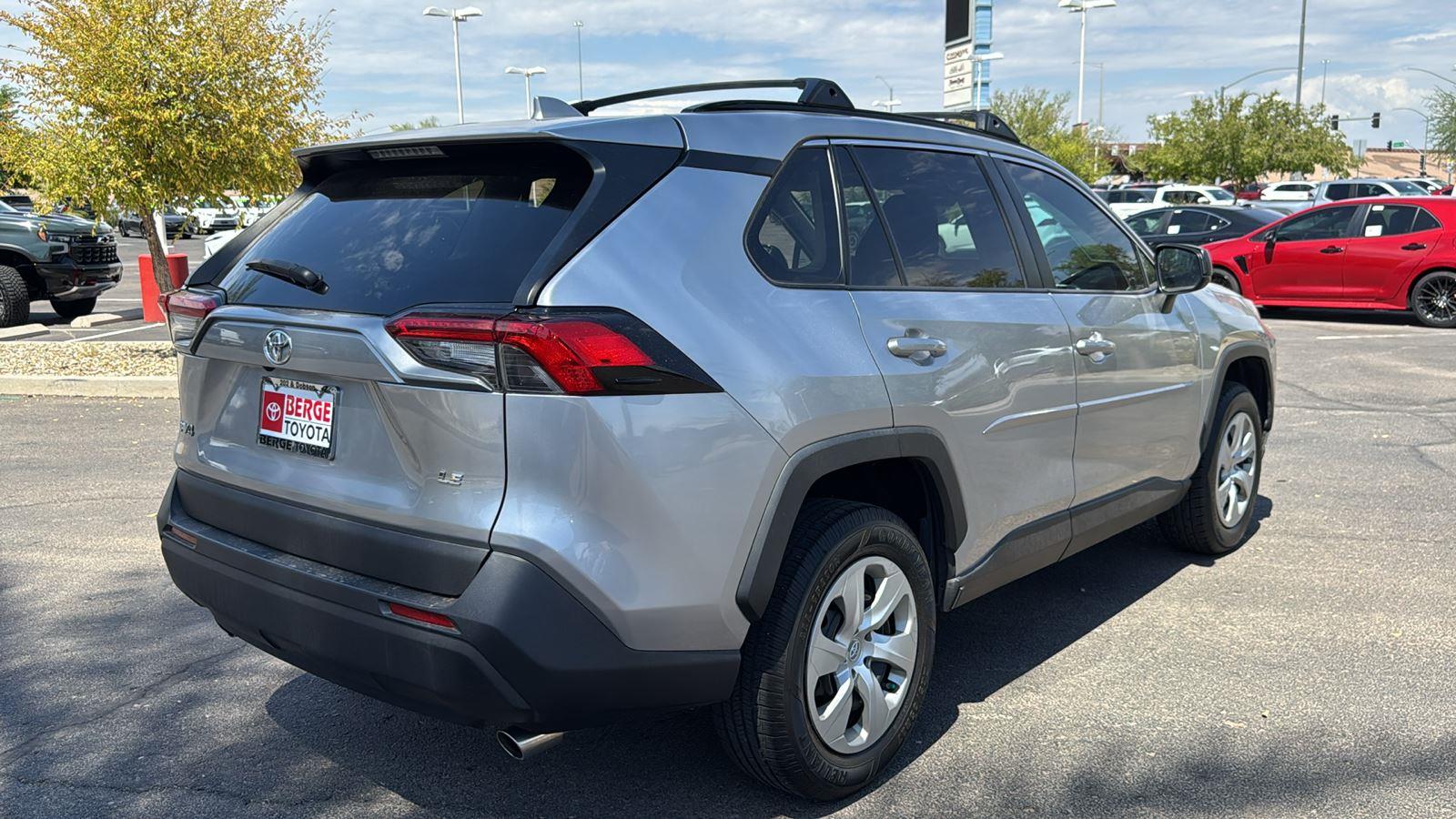 2021 Toyota RAV4 LE photo 4