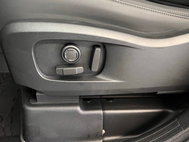 2025 Land Rover Defender 110 S photo 3