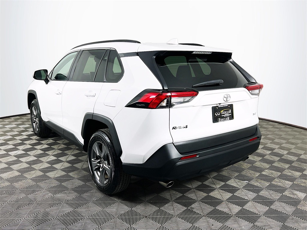 2024 Toyota RAV4 XLE photo 3