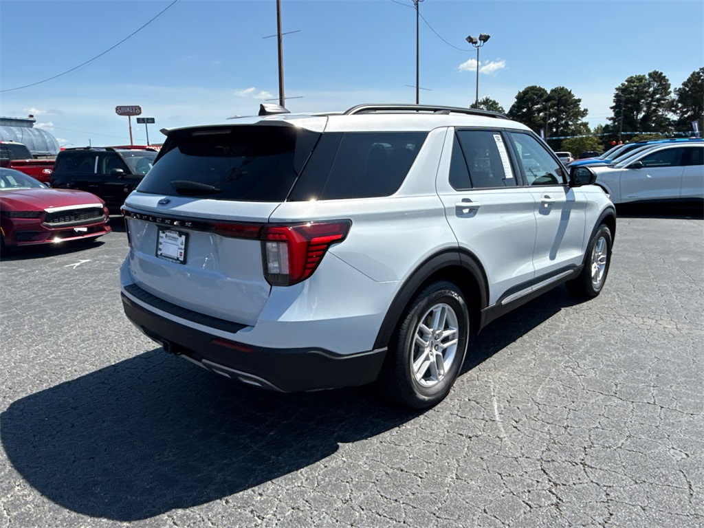 2025 Ford Explorer photo 2