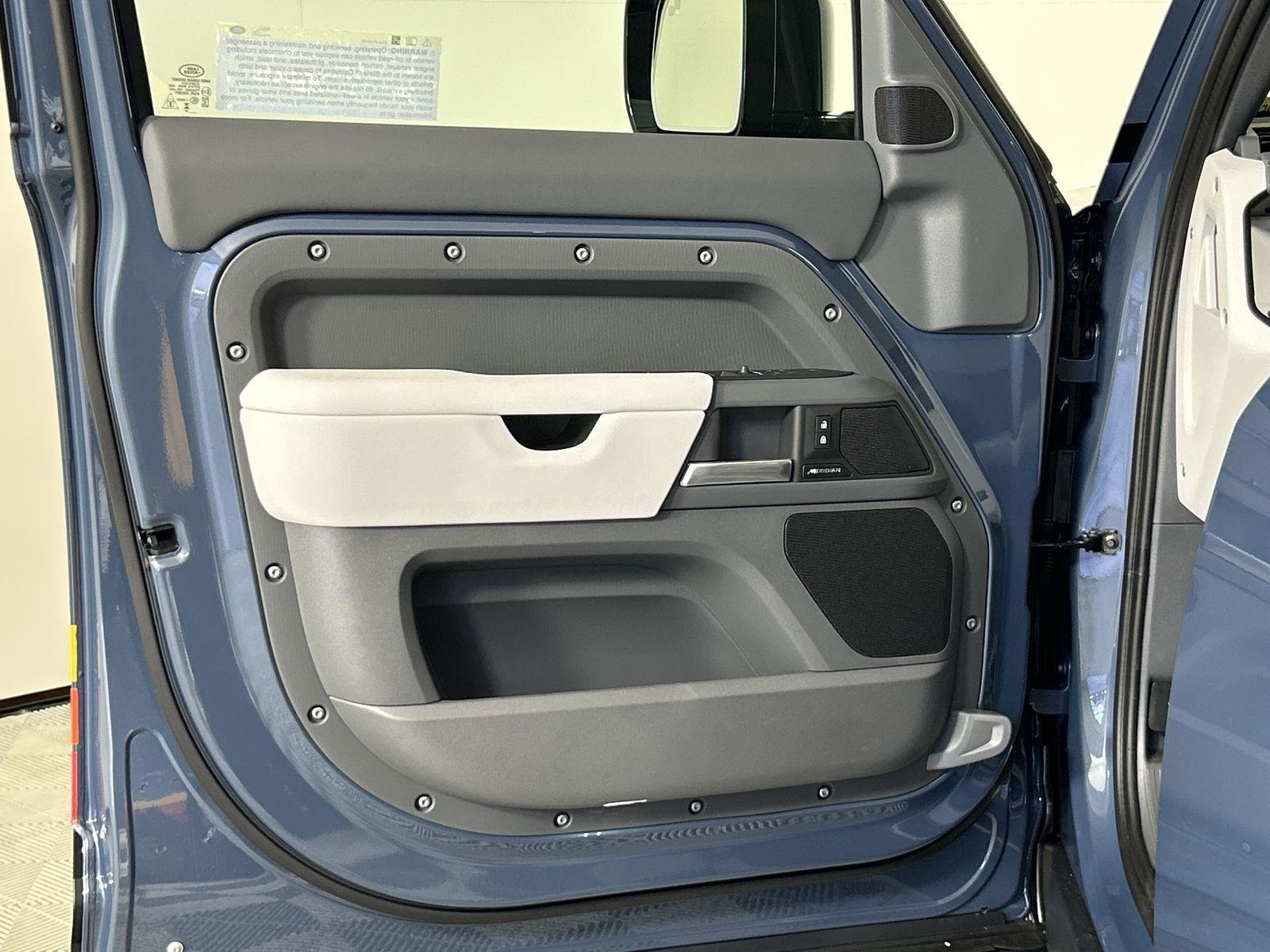 2025 Land Rover Defender 110 S photo 21