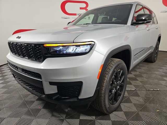2025 Jeep Grand Cherokee Altitude photo 3