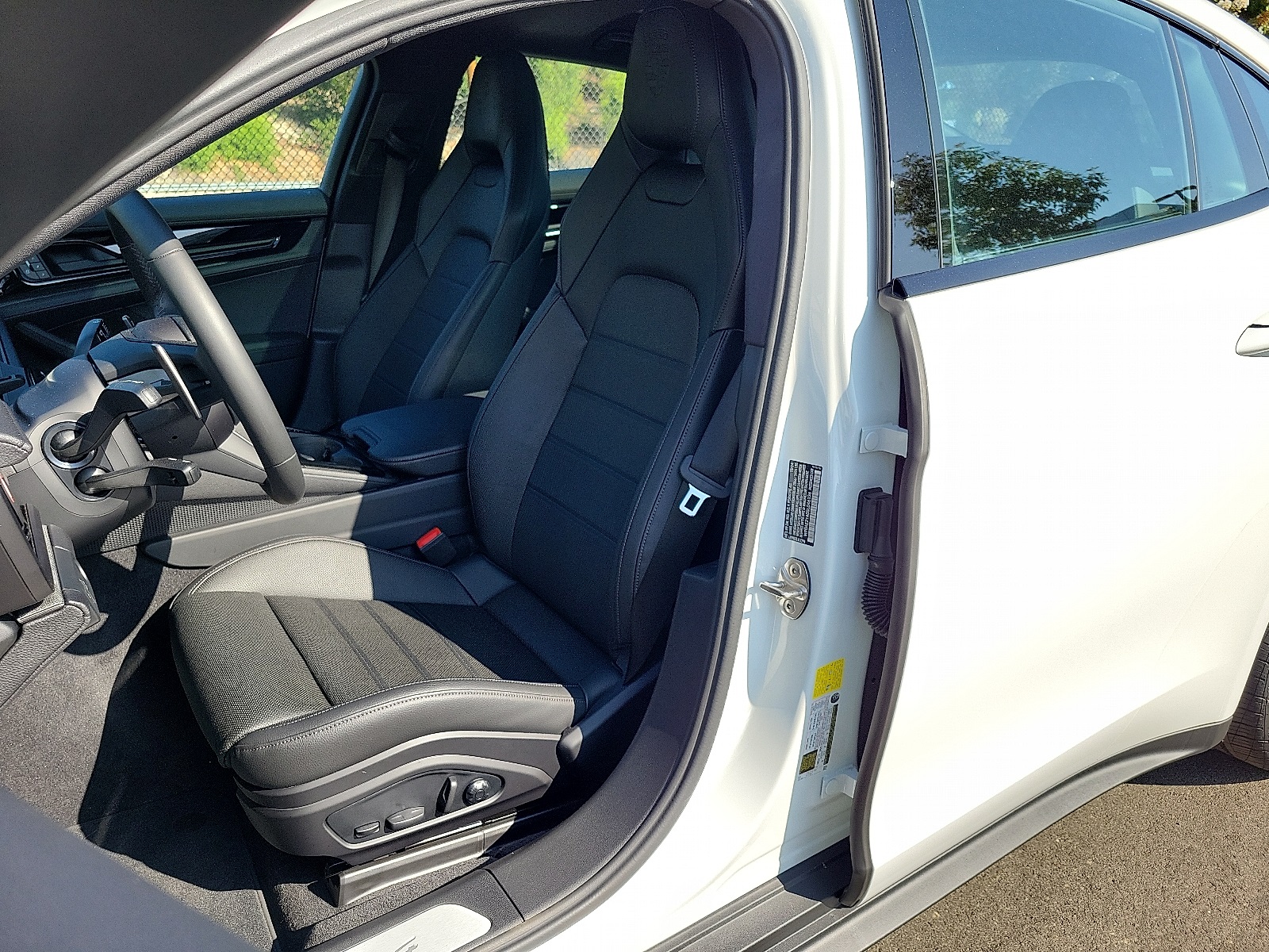 2025 Porsche Panamera E-Hybrid 4 photo 4