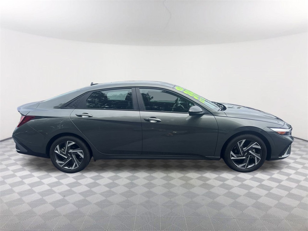2025 Hyundai Elantra SEL Sport photo 4