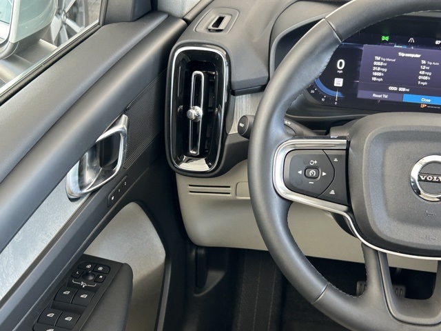 2025 Volvo XC40 Plus photo 13