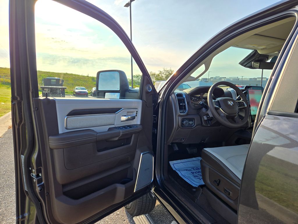 2025 Ram 2500 Laramie photo 9