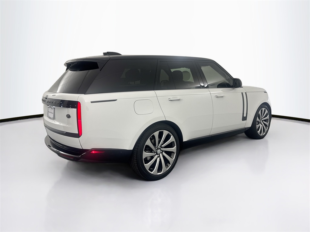 2023 Land Rover Range Rover SE photo 5