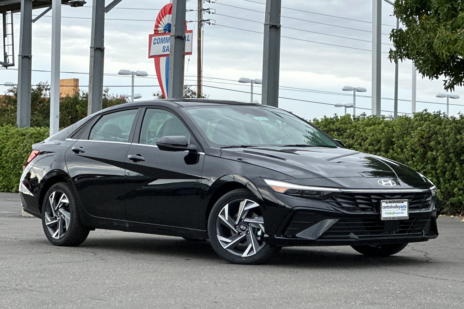 2025 Hyundai Elantra Hybrid Limited photo 2