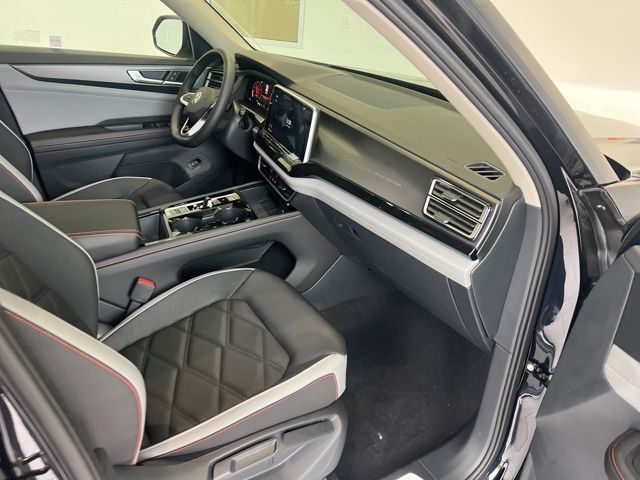 2025 Volkswagen Atlas Peak Edition SE photo 11