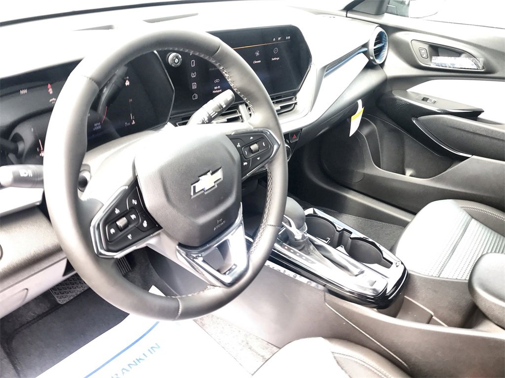 2025 Chevrolet Trax LT photo 14