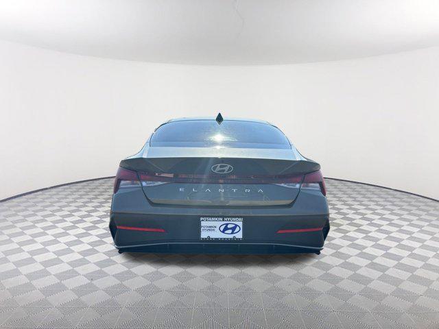 2025 Hyundai Elantra SE photo 6