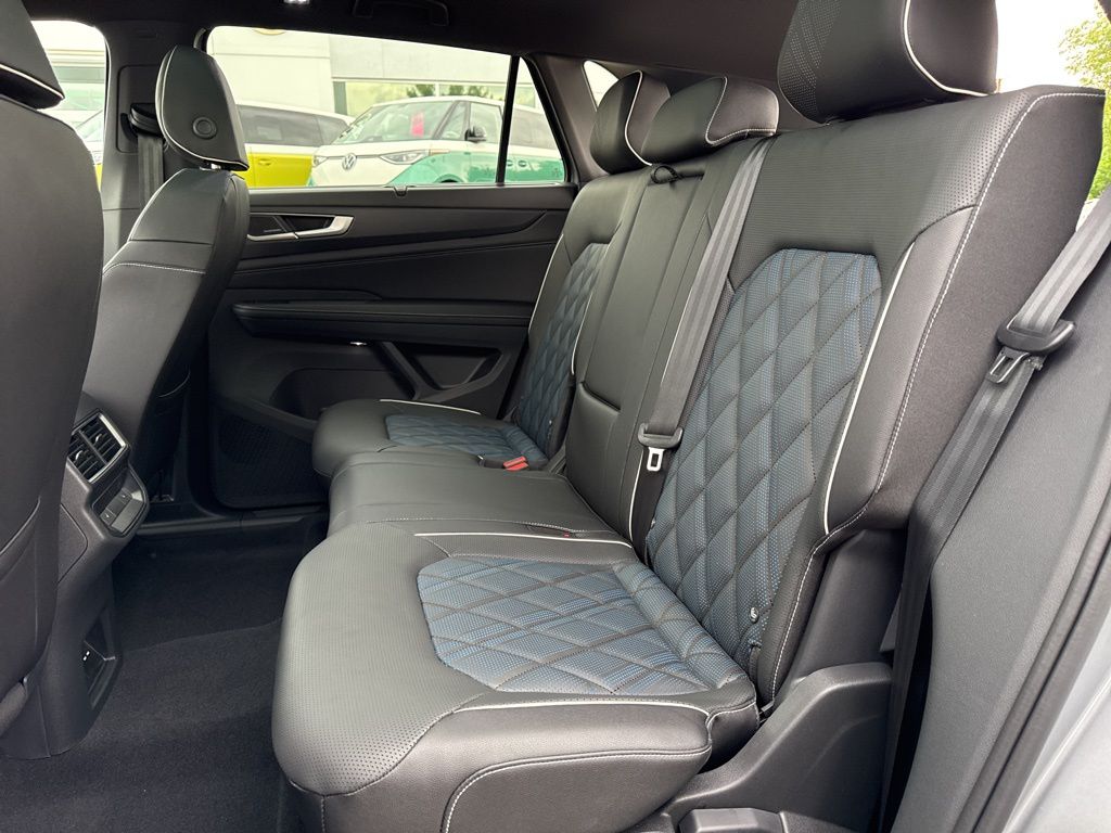2025 Volkswagen Atlas Cross Sport SEL Premium R-Line photo 22