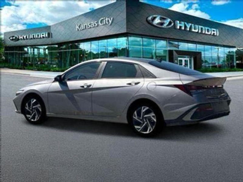 2025 Hyundai Elantra SEL Sport photo 3