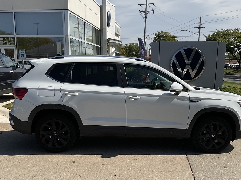 2023 Volkswagen Taos SE photo 3