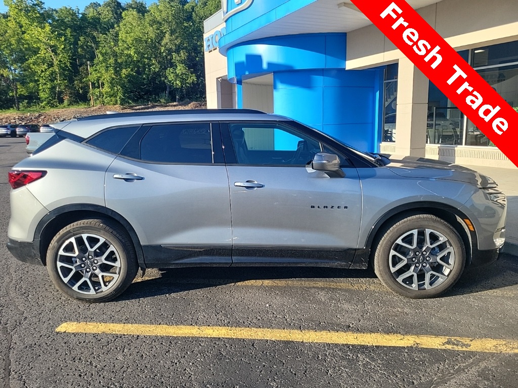 2025 Chevrolet Blazer RS photo 2