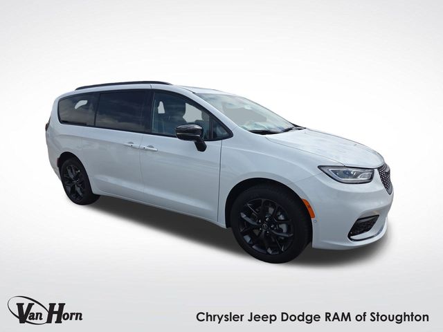 2026 Chrysler Pacifica Limited's photo